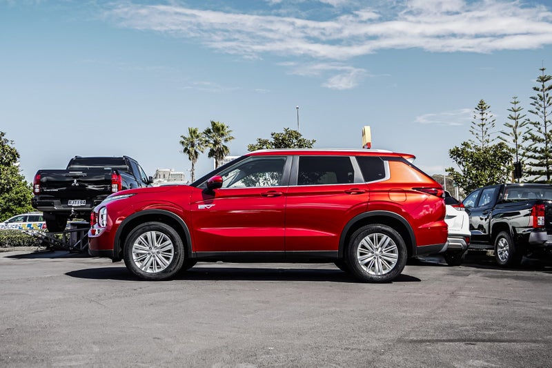 2025 Mitsubishi Outlander LS 4WD PHEV image 3