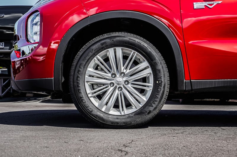 2025 Mitsubishi Outlander LS 4WD PHEV image 4