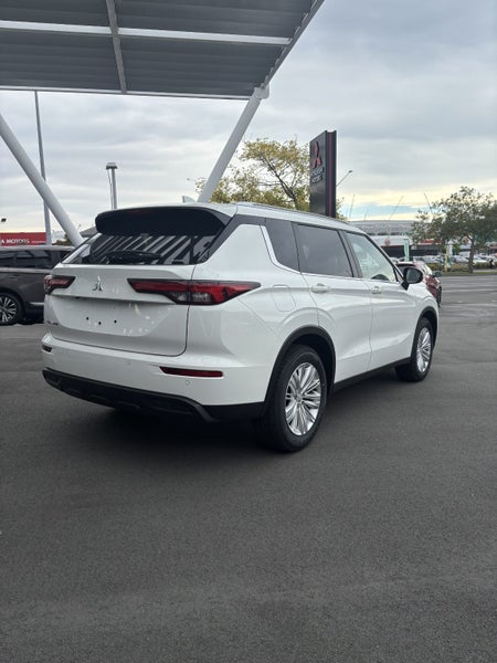 2025 Mitsubishi Outlander LS AWD 5 SEAT SUV image 4