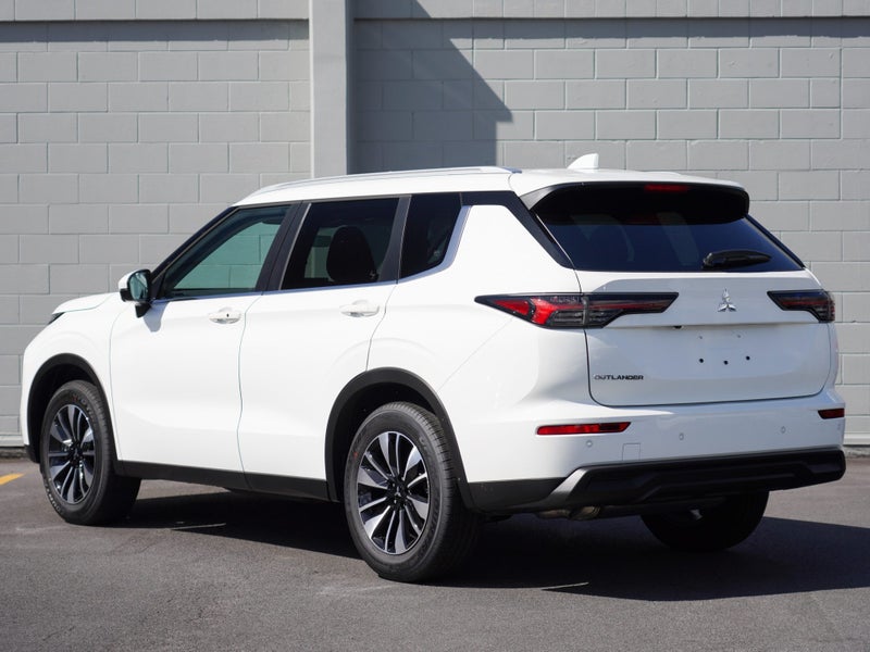 2025 Mitsubishi Outlander LS Demo 2WD image 2