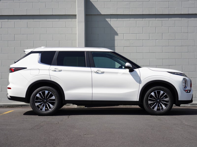 2025 Mitsubishi Outlander LS Demo 2WD image 3