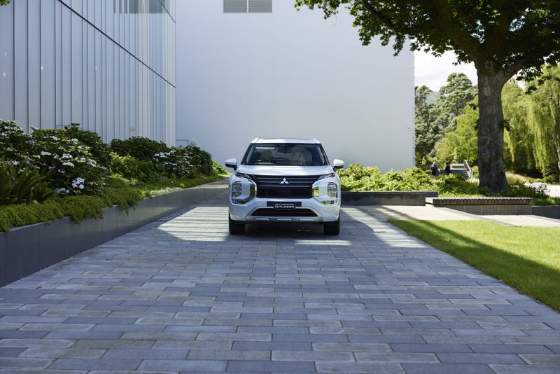 2025 Mitsubishi Outlander LS PHEV 2.4L 4wd 5str image 3