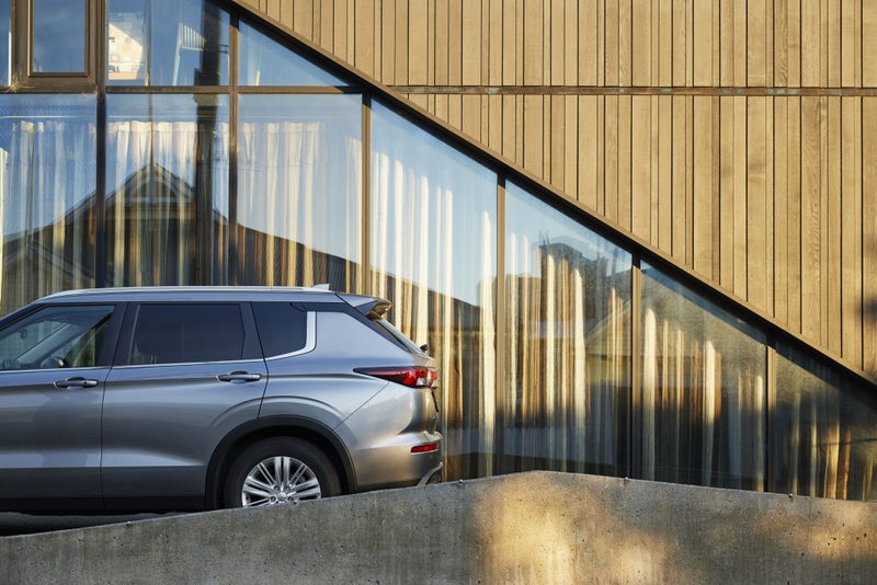 2025 Mitsubishi Outlander LS PHEV 2.4L 4wd 5str image 4