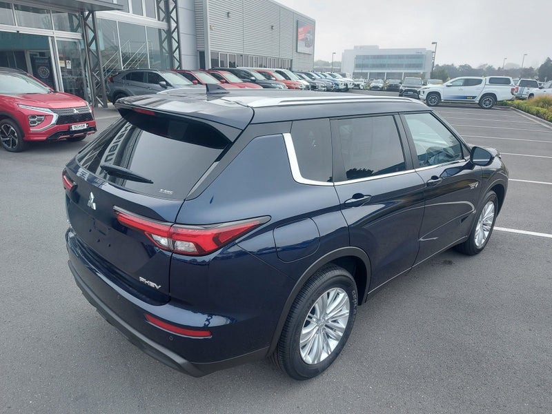 2025 Mitsubishi Outlander LS PHEV 4WD image 3