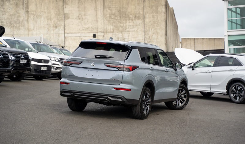 2025 Mitsubishi Outlander Ls Phev/4Wd/At image 2