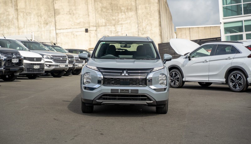 2025 Mitsubishi Outlander Ls Phev/4Wd/At image 3