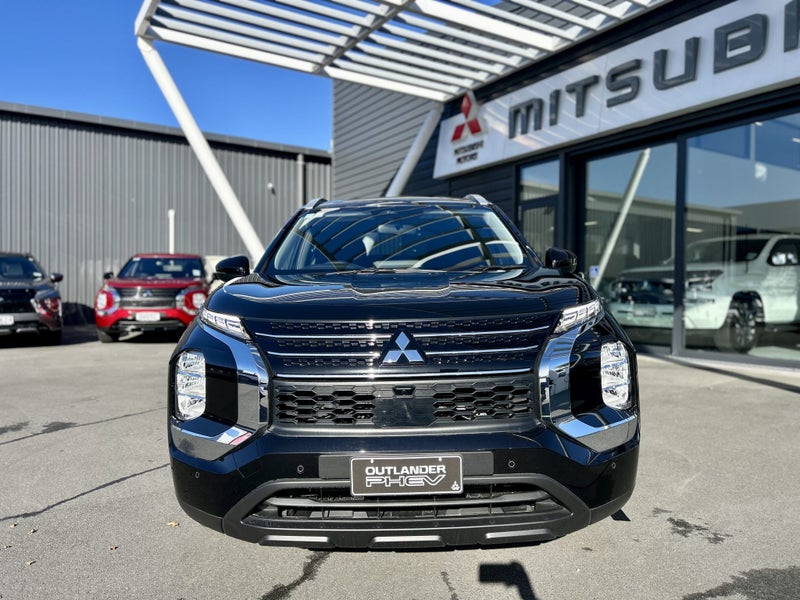 2025 Mitsubishi Outlander PHEV LS image 2