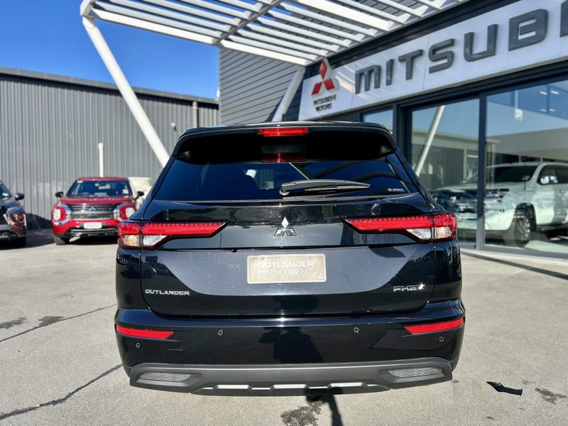 2025 Mitsubishi Outlander PHEV LS image 3