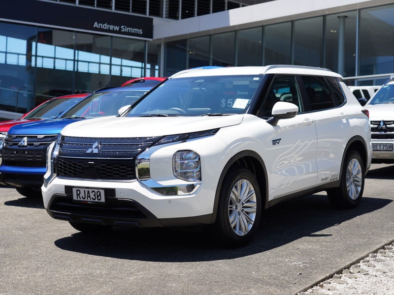 2025 Mitsubishi Outlander PHEV LS 4WD image 2