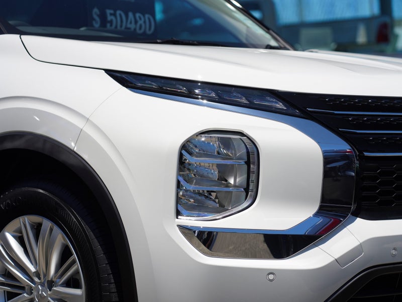 2025 Mitsubishi Outlander PHEV LS 4WD image 3