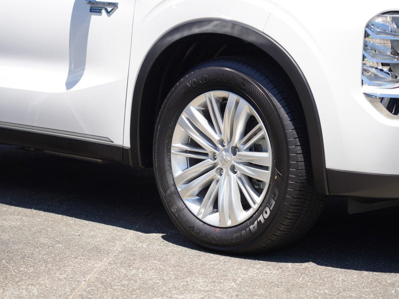 2025 Mitsubishi Outlander PHEV LS 4WD image 5