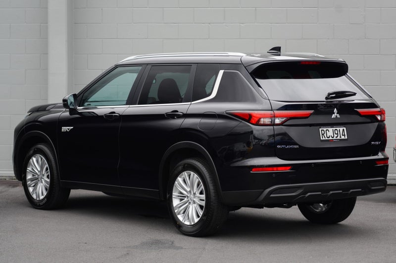 2025 Mitsubishi Outlander PHEV LS 4WD image 2