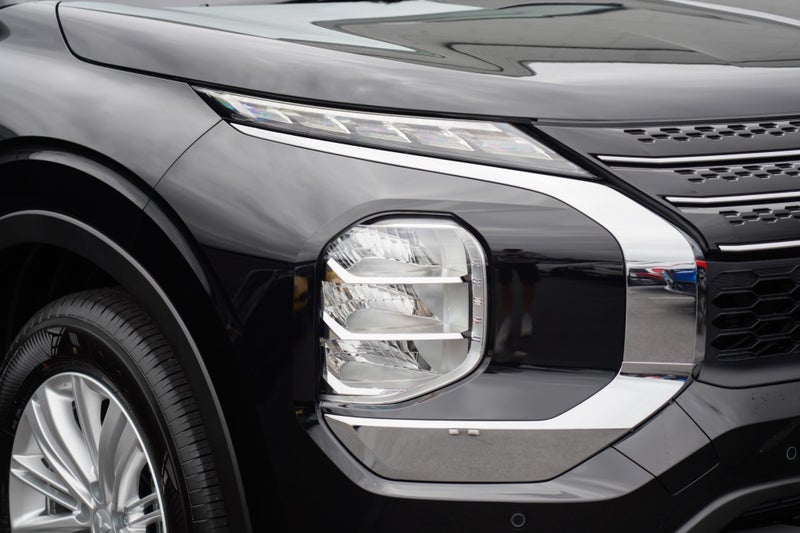 2025 Mitsubishi Outlander PHEV LS 4WD image 3