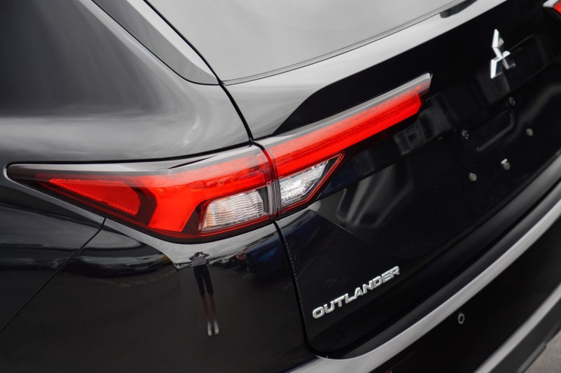 2025 Mitsubishi Outlander PHEV LS 4WD image 5