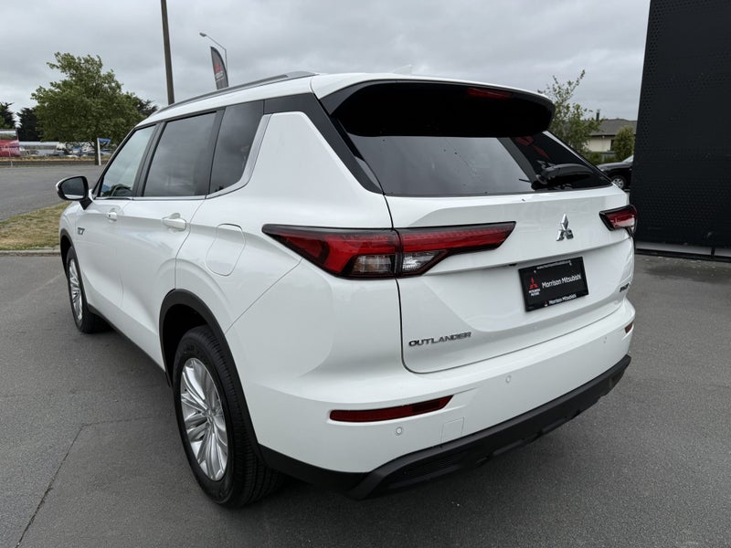 2025 Mitsubishi Outlander PHEV LS 4WD image 3