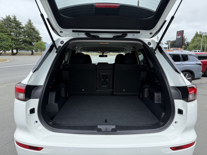 2025 Mitsubishi Outlander PHEV LS 4WD image 5