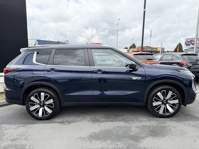 2025 Mitsubishi Outlander PHEV LS 4WD image 3