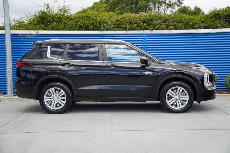 2025 Mitsubishi Outlander PHEV LS 4WD image 2