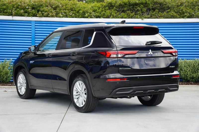 2025 Mitsubishi Outlander PHEV LS 4WD image 3