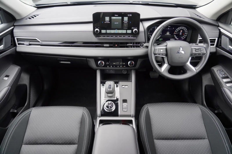 2025 Mitsubishi Outlander PHEV LS 4WD image 3