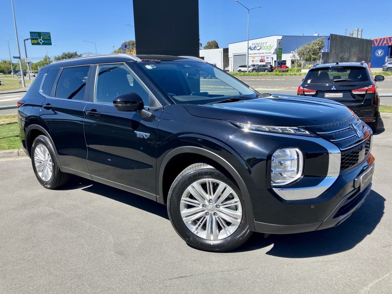 2025 Mitsubishi Outlander PHEV LS 4WD image 2