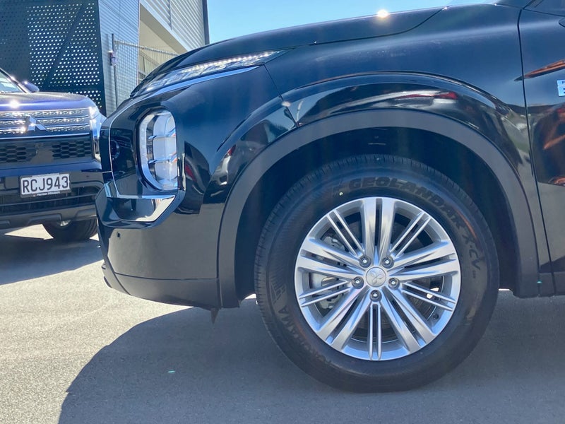 2025 Mitsubishi Outlander PHEV LS 4WD image 5