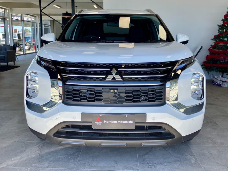 2025 Mitsubishi Outlander PHEV LS 4WD image 2