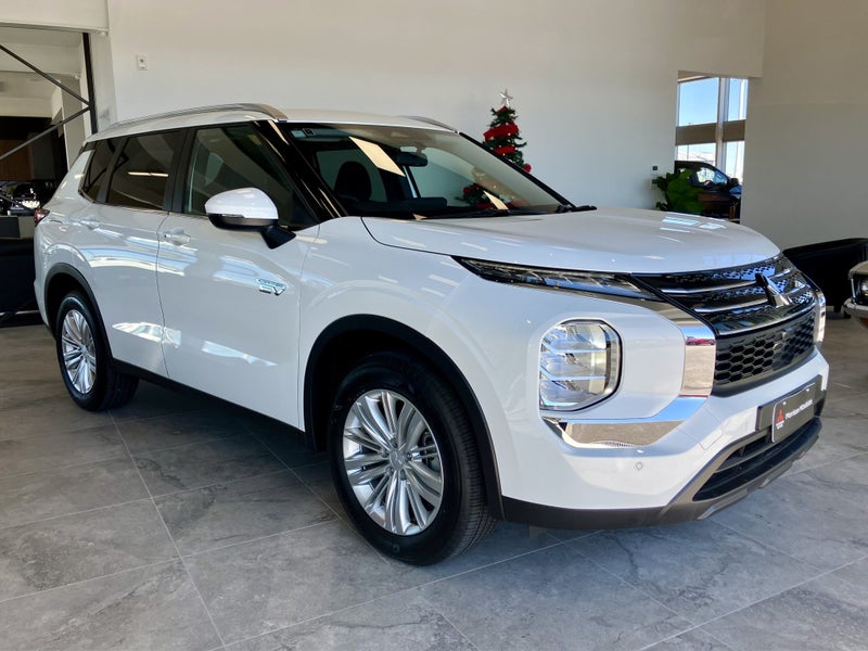 2025 Mitsubishi Outlander PHEV LS 4WD image 3