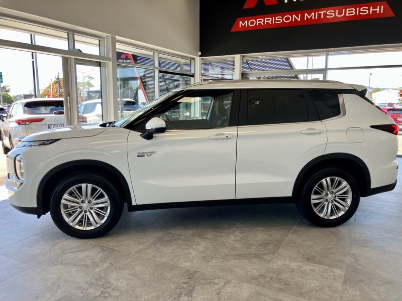 2025 Mitsubishi Outlander PHEV LS 4WD image 4