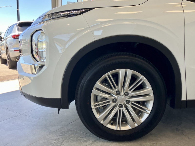 2025 Mitsubishi Outlander PHEV LS 4WD image 5