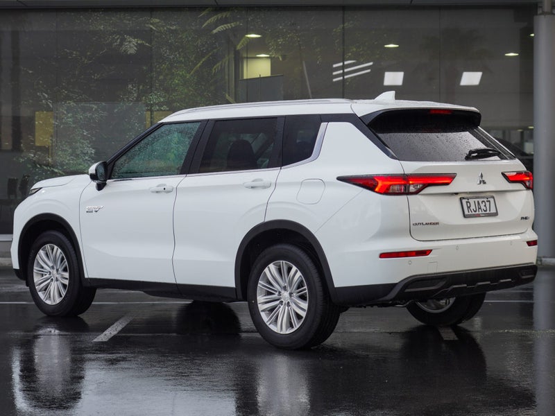 2025 Mitsubishi Outlander PHEV LS 4WD image 2