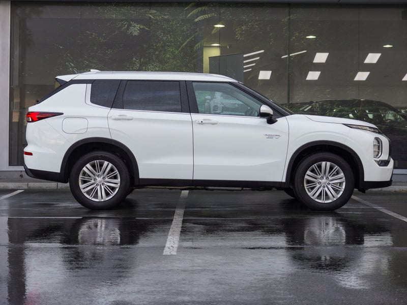 2025 Mitsubishi Outlander PHEV LS 4WD image 3