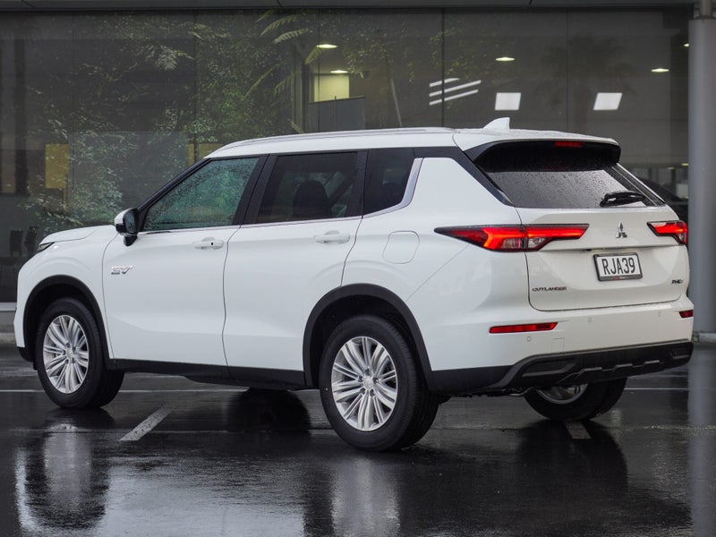 2025 Mitsubishi Outlander PHEV LS 4WD image 2