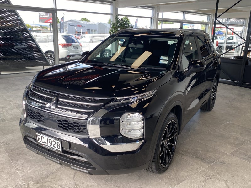 2025 Mitsubishi Outlander PHEV LS 4WD image 2