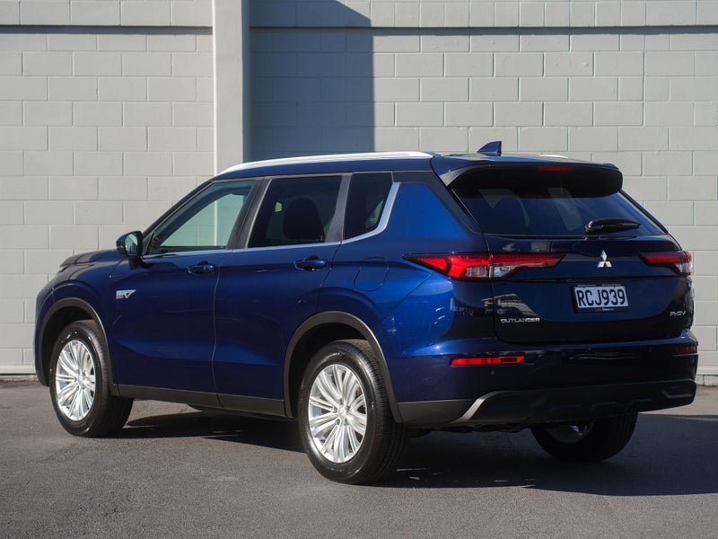 2025 Mitsubishi Outlander PHEV LS 4WD image 2
