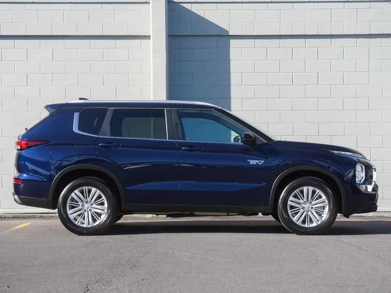 2025 Mitsubishi Outlander PHEV LS 4WD image 3