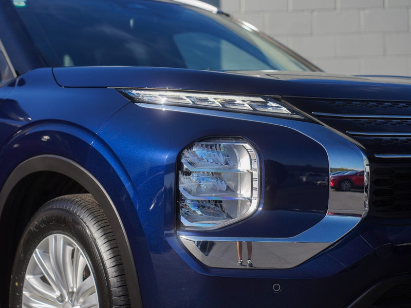 2025 Mitsubishi Outlander PHEV LS 4WD image 5