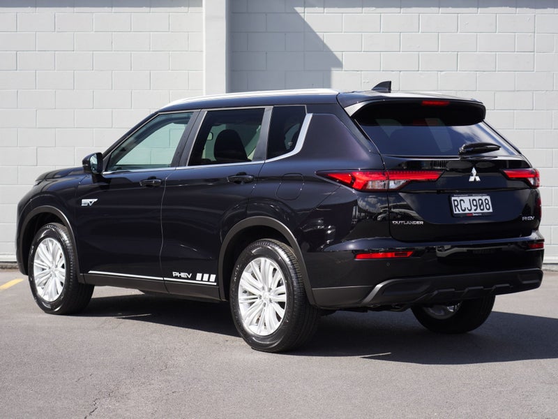 2025 Mitsubishi Outlander PHEV LS 4WD image 2