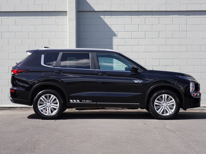 2025 Mitsubishi Outlander PHEV LS 4WD image 4