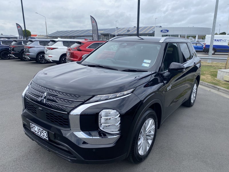 2025 Mitsubishi Outlander PHEV LS 4WD image 3