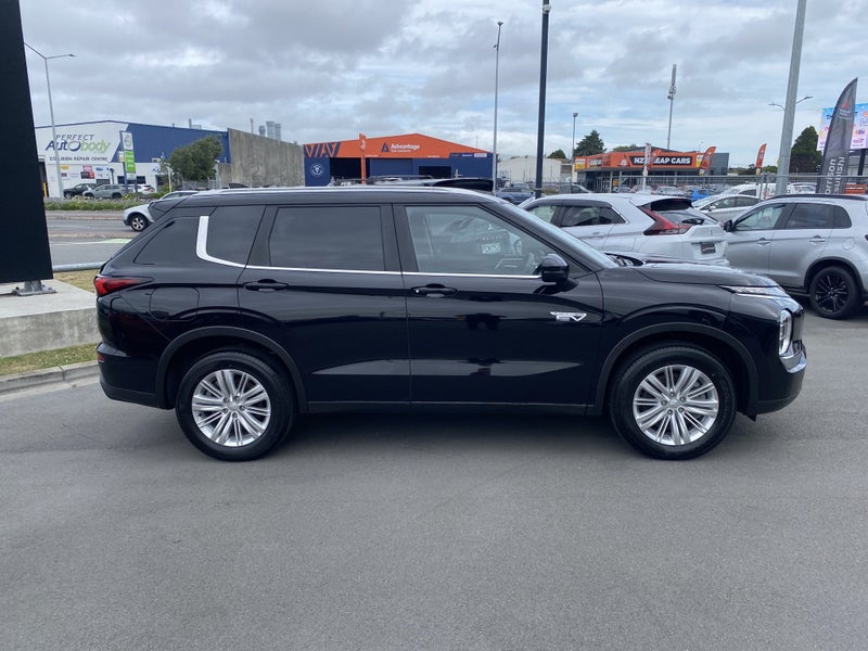 2025 Mitsubishi Outlander PHEV LS 4WD image 4