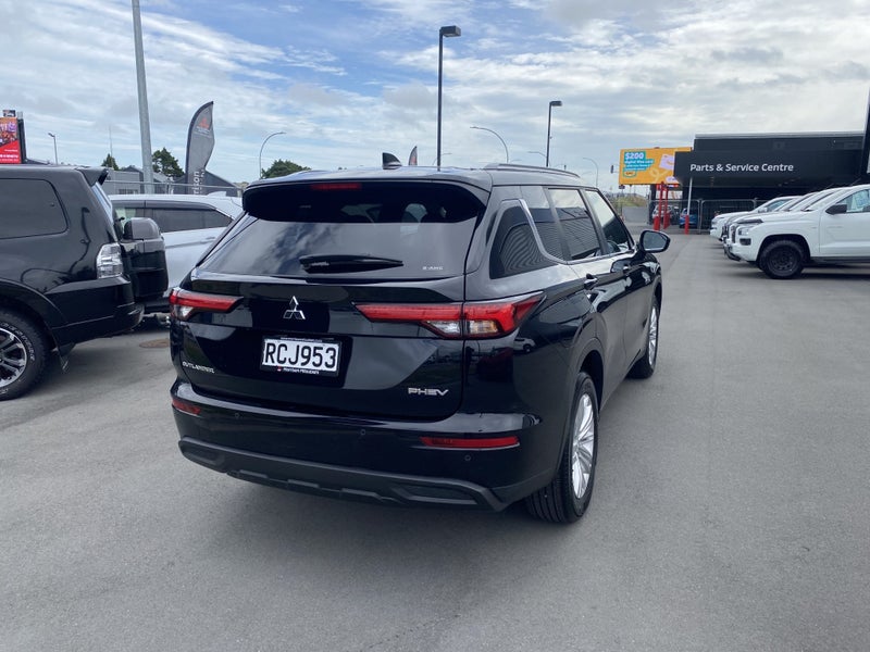 2025 Mitsubishi Outlander PHEV LS 4WD image 5