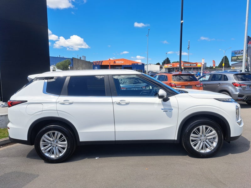 2025 Mitsubishi Outlander PHEV LS 4WD image 2