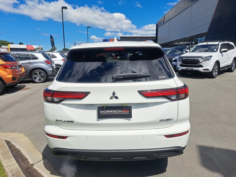2025 Mitsubishi Outlander PHEV LS 4WD image 3