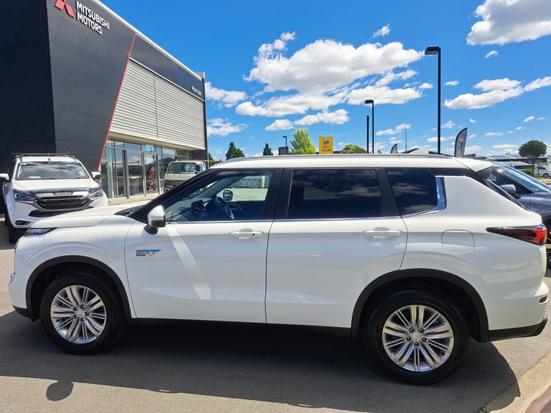 2025 Mitsubishi Outlander PHEV LS 4WD image 5