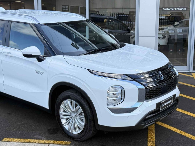 2025 Mitsubishi Outlander PHEV LS 4WD - PRE-REG... image 2