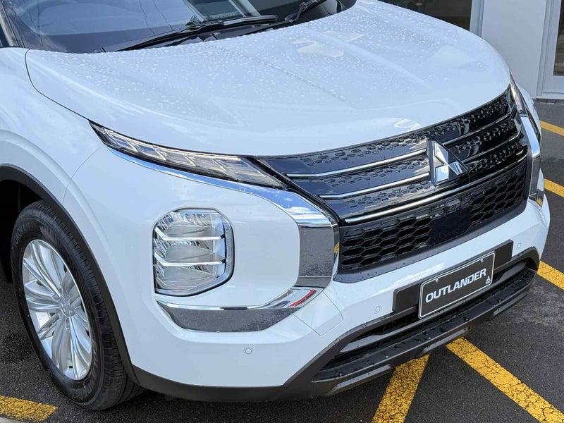 2025 Mitsubishi Outlander PHEV LS 4WD - PRE-REG... image 3