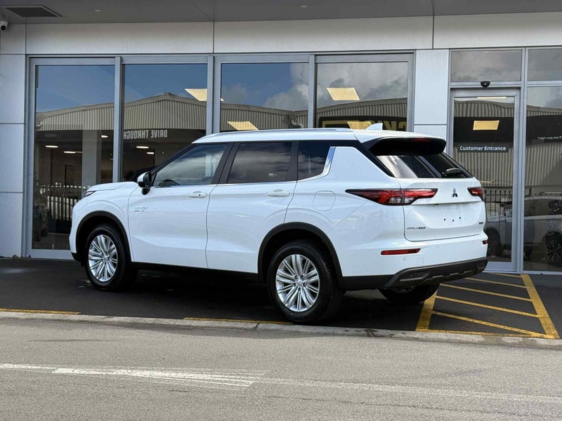 2025 Mitsubishi Outlander PHEV LS 4WD - PRE-REG... image 4