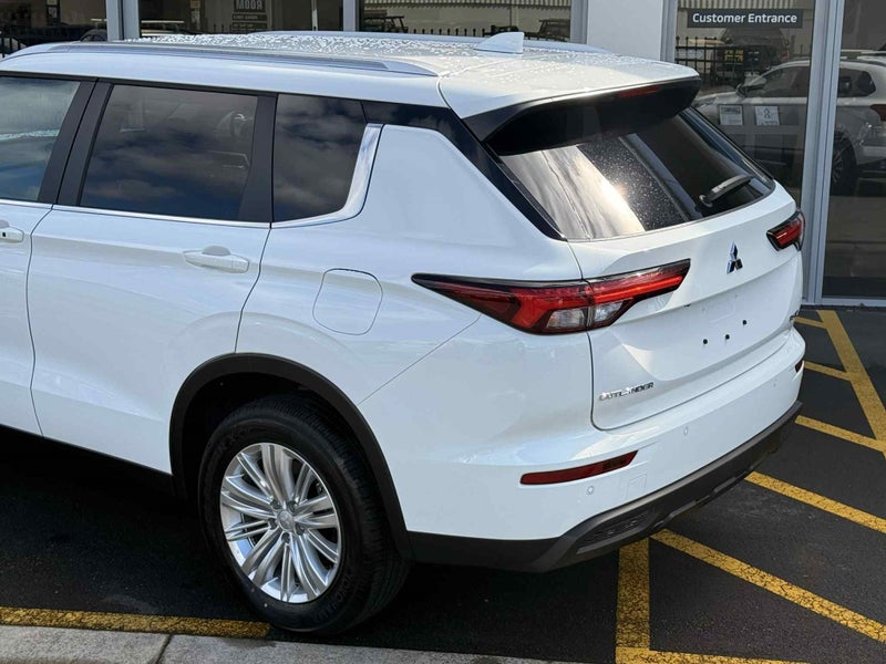 2025 Mitsubishi Outlander PHEV LS 4WD - PRE-REG... image 5