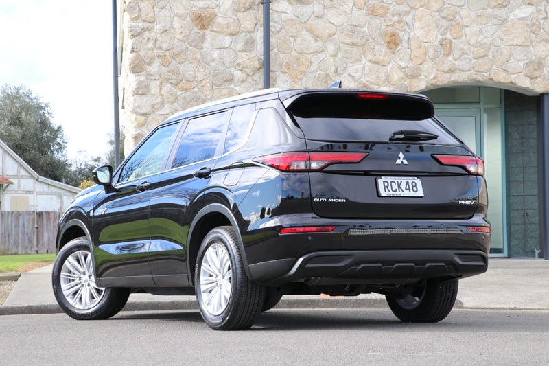 2025 Mitsubishi Outlander PHEV LS 4WD (S-AWC) image 2